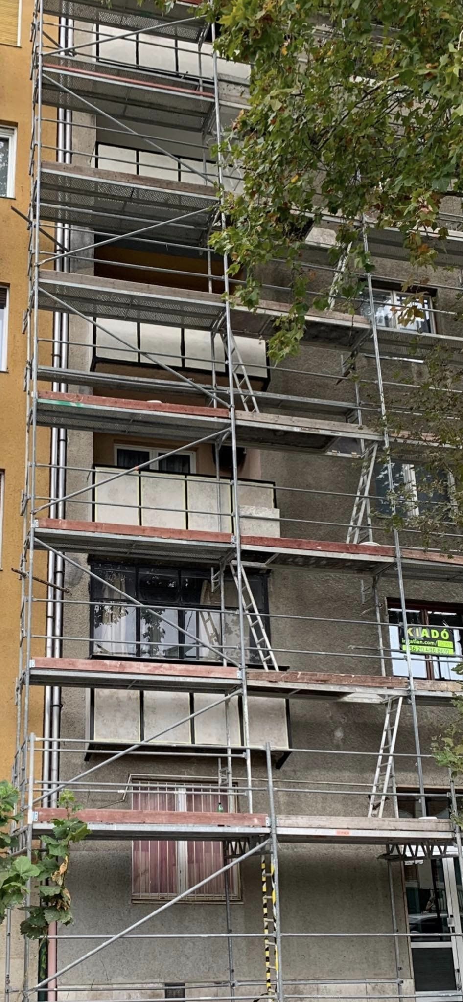 Homlokzati erkélykorlátok vasszerkezetének megerősítése, mázolása, mészkő betétlapok javítása