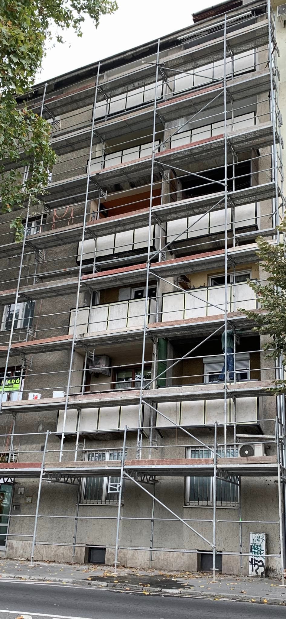 Homlokzati erkélykorlátok vasszerkezetének megerősítése, mázolása, mészkő betétlapok javítása